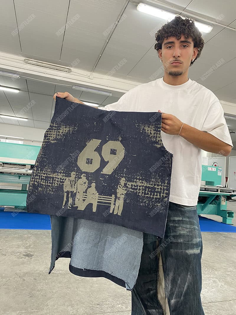 Galvo laser mechanism for denim fading An illustration showing how a Galvo laser's mirrors direct the beam onto denim