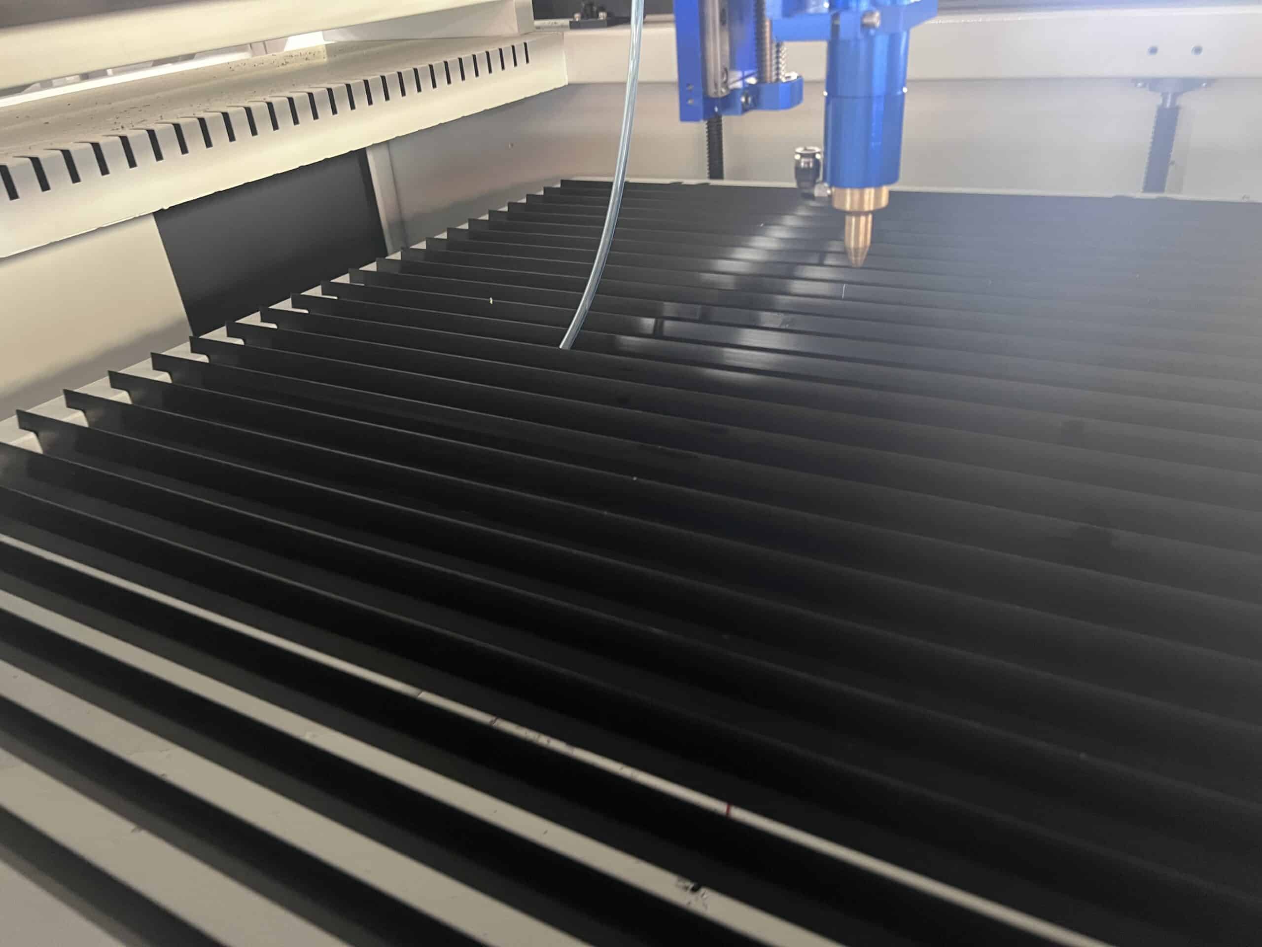 Aluminum knife blade bed for laser cutting fabric roll feeding
