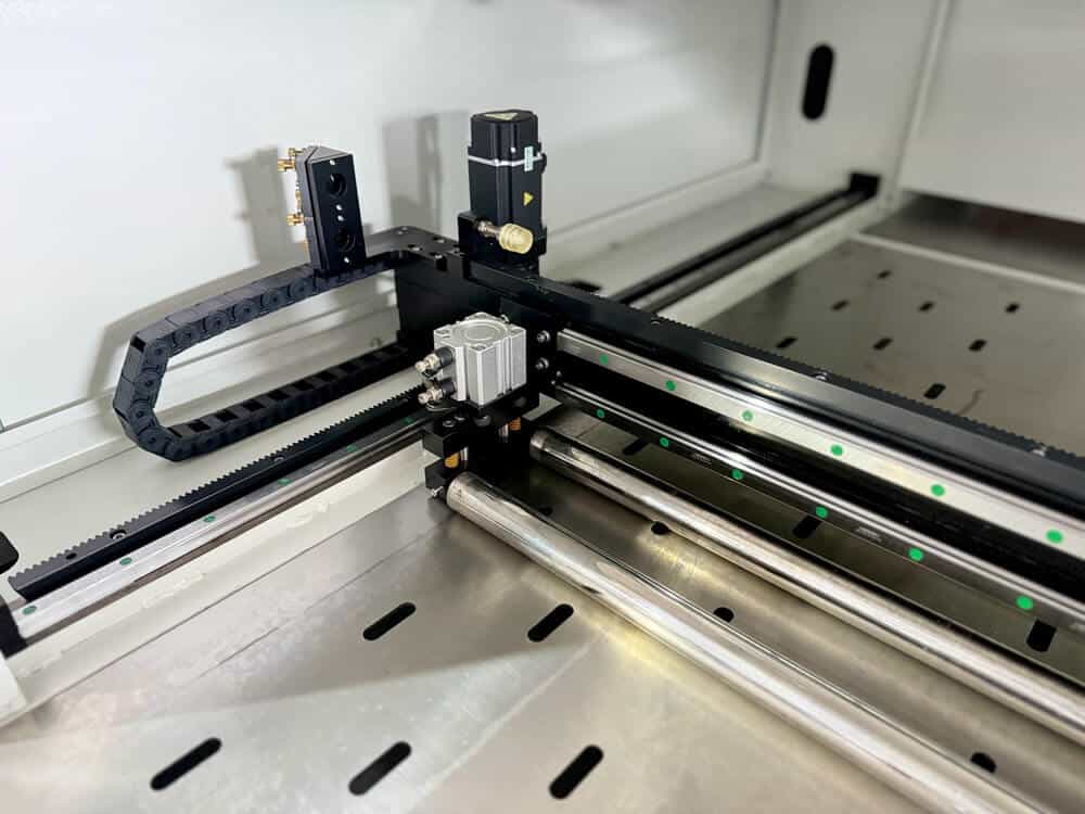 laser cutting device