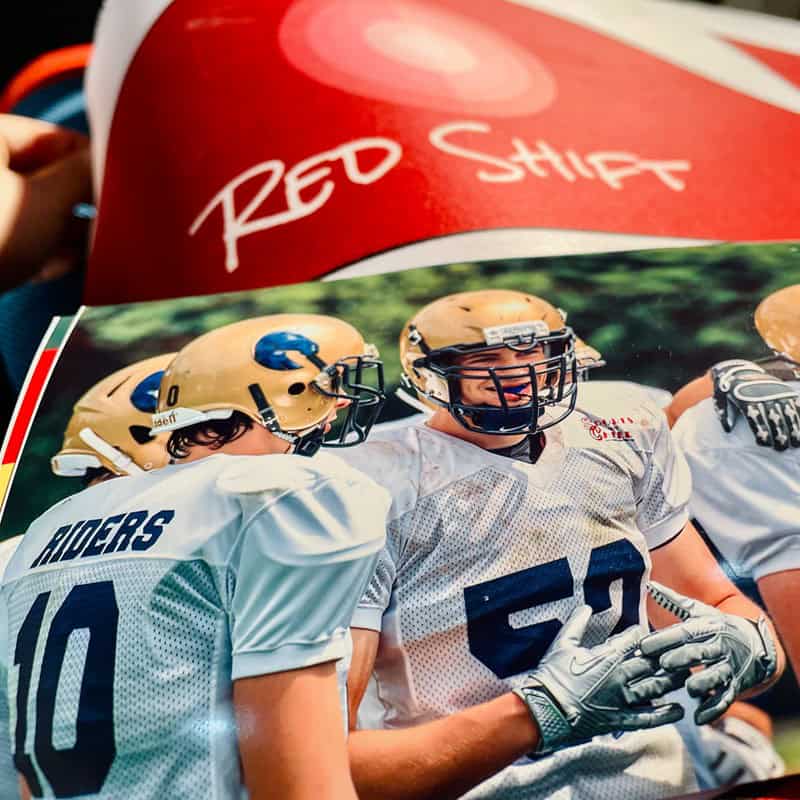 Soluzione completa di taglio laser per abbigliamento sportivo con stampa a sublimazione.